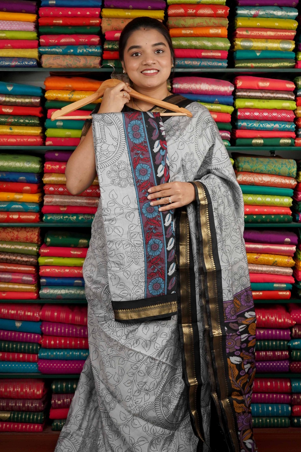 Semi Maheswari Silk Pen Kalamkari Print Light Gray And Black With Mouve Pallu Saree
