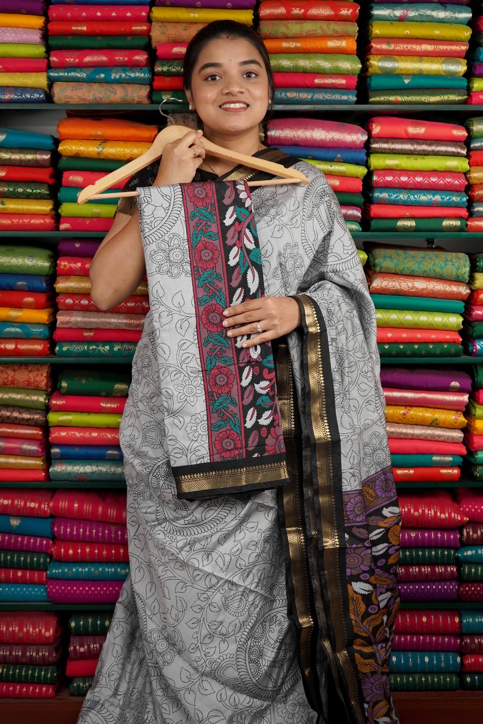 Semi Maheswari Silk Pen Kalamkari Print Light Gray And Black With Red Pallu Saree