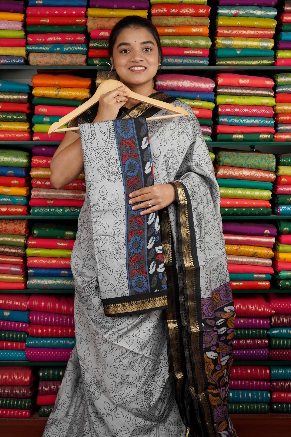 Semi Maheswari Silk Pen Kalamkari Print Light Gray And Black With Blue Pallu Saree
