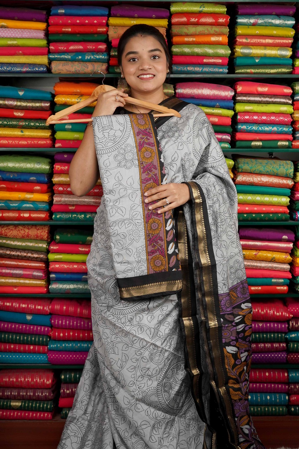 Semi Maheswari Silk Pen Kalamkari Print Light Gray And Black With Light Pink Pallu Saree