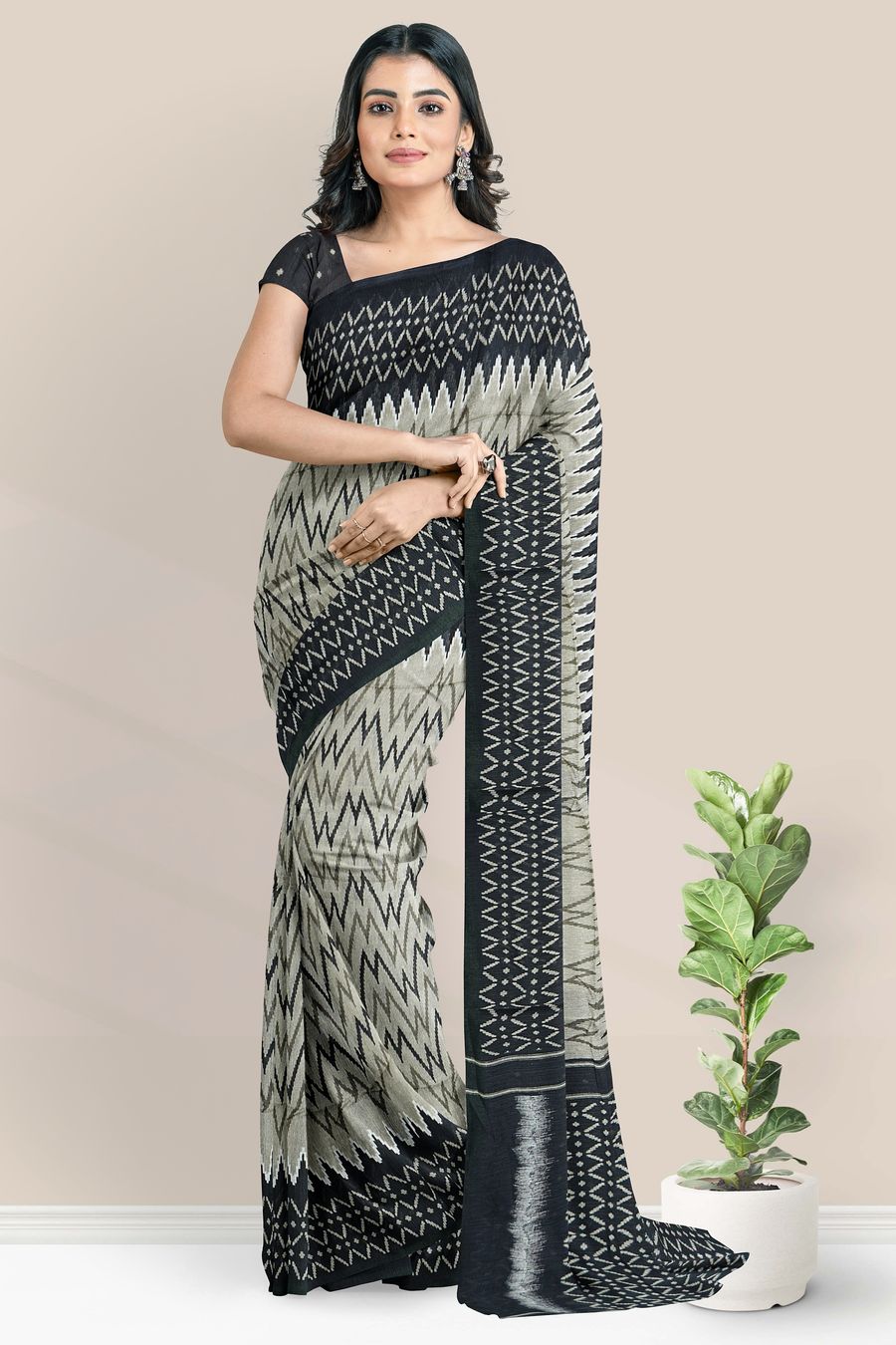 Black Georgette Plain Saree – Leemboodi